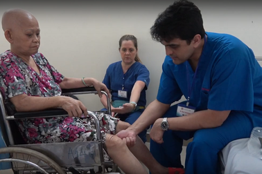 Quỹ từ thiện của Mỹ giúp 50 bệnh nhân nghèo thay khớp