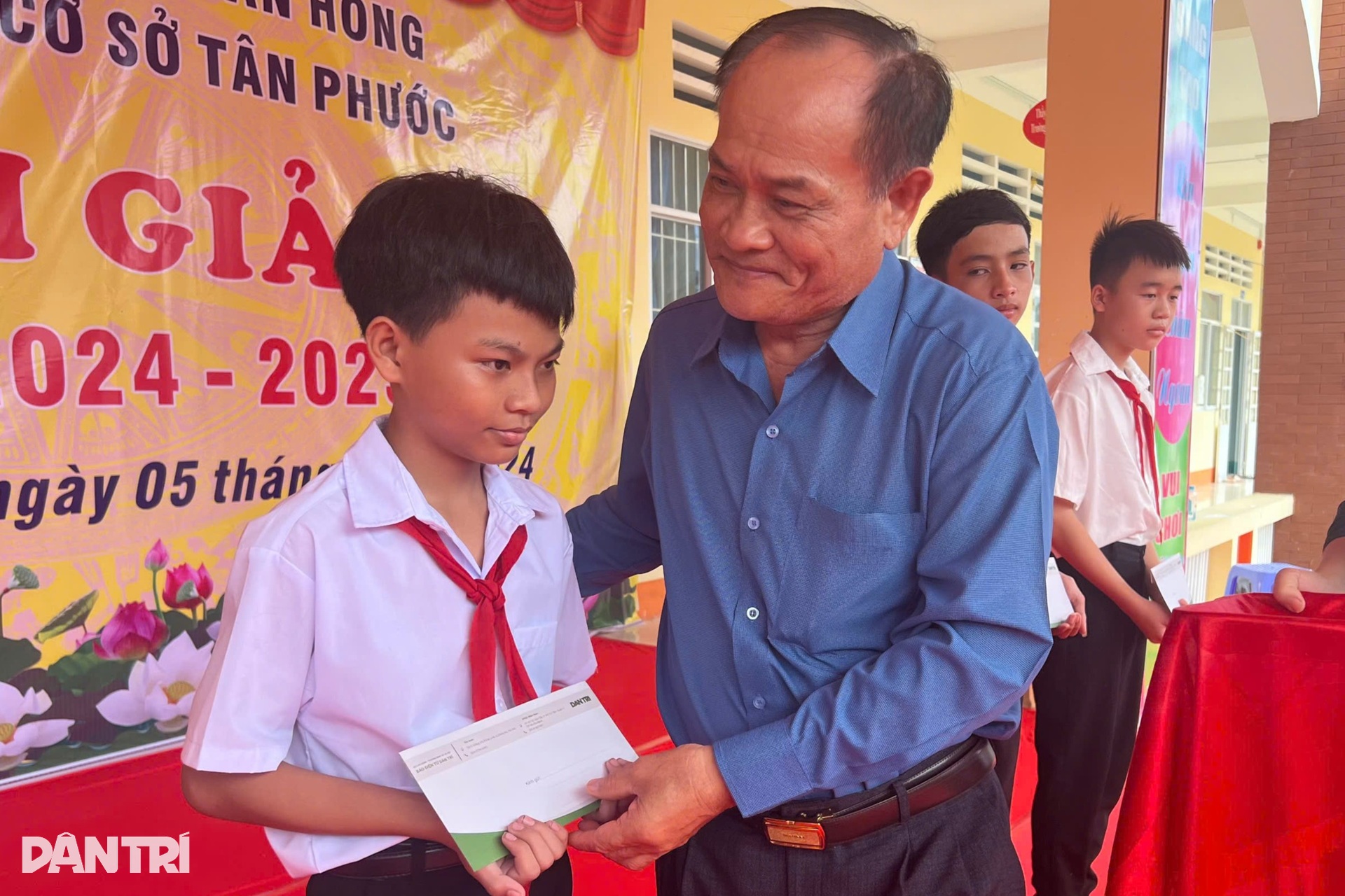 Trao 500 thẻ bảo hiểm y tế đến học sinh vùng biên giới Đồng Tháp - 7 Trao 500 thẻ bảo hiểm y tế đến học sinh vùng biên giới Đồng Tháp - 7