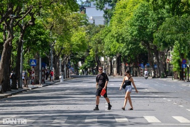 Miền Bắc ngày nắng nóng, chiều tối mưa to