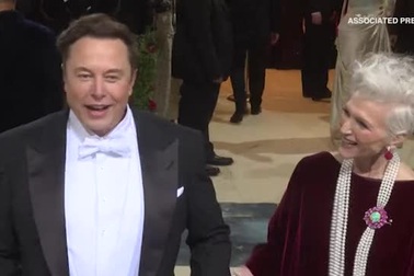 Tỷ phú Elon Musk đưa mẹ đi dự sự kiện thời trang Met Gala 2022