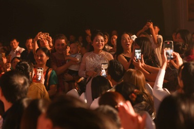 Anh Thơ diễn hài cùng Xuân Hinh làm 2.000 khán giả cười nghiêng ngả