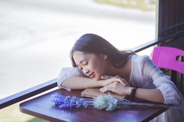 Là con gái đừng bao giờ cố chấp yêu một kẻ vô tâm