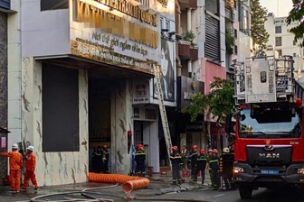 Ô tô bị thiêu rụi trong vụ cháy thẩm mỹ viện ở trung tâm TPHCM