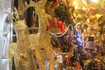 Thu chục triệu đồng/ngày nhờ bán đồ trang trí mùa Giáng sinh