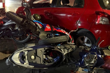 Nghi vấn trưởng công an xã ở Hà Nội "có cồn" lái ô tô tông 6 xe máy