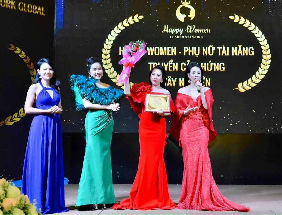 Lắng đọng, cảm xúc trong đêm hội “Happy Women - phụ nữ tài năng truyền cảm hứng Tây Nguyên” - 3 Lắng đọng, cảm xúc trong đêm hội “Happy Women - phụ nữ tài năng truyền cảm hứng Tây Nguyên” - 3