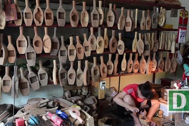 Gia đình Hà Nội 35 năm giữ nghề làm khuôn bánh Trung thu