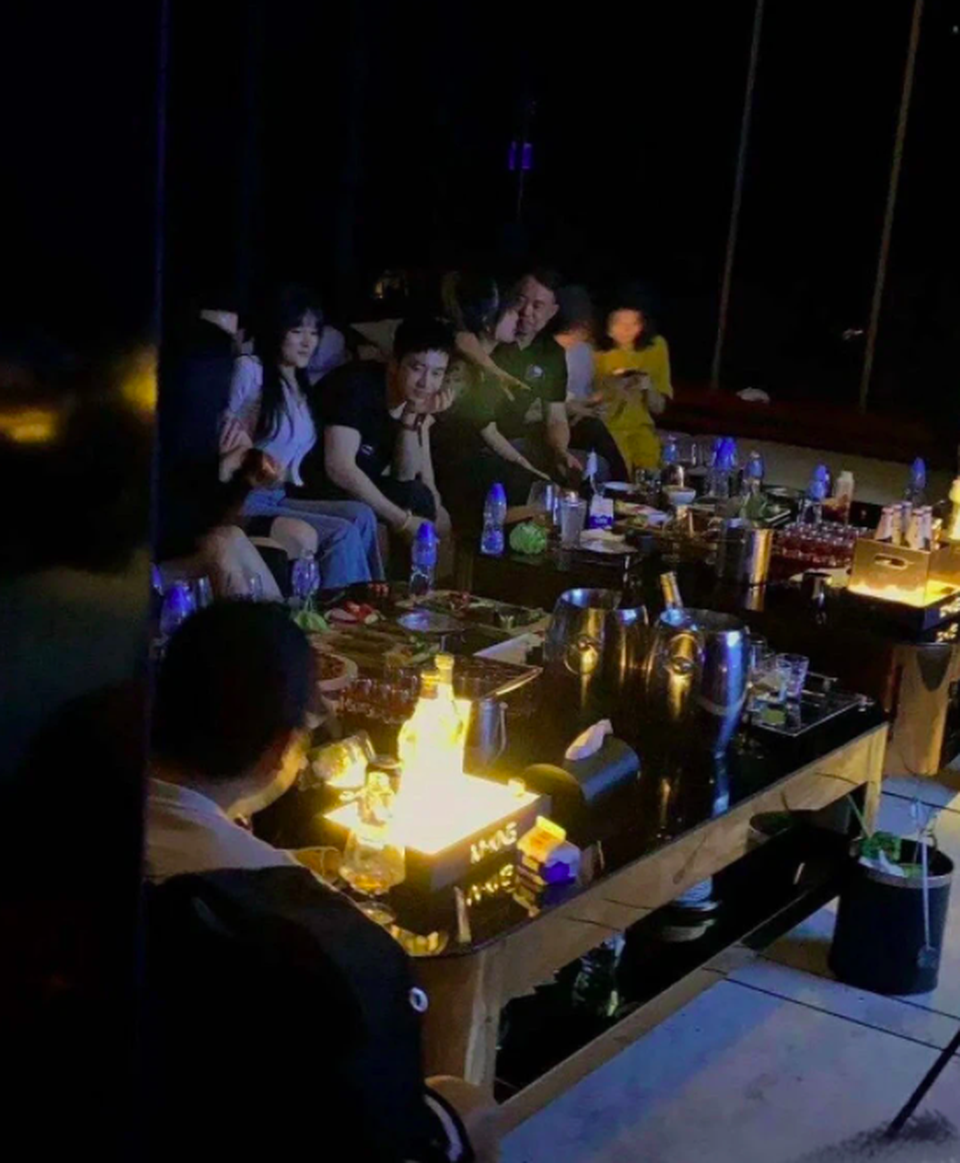 Phản ứng của Huỳnh Hiểu Minh khi lộ ảnh đi bar mà không có bà xã - 2 Phản ứng của Huỳnh Hiểu Minh khi lộ ảnh đi bar mà không có bà xã - 2