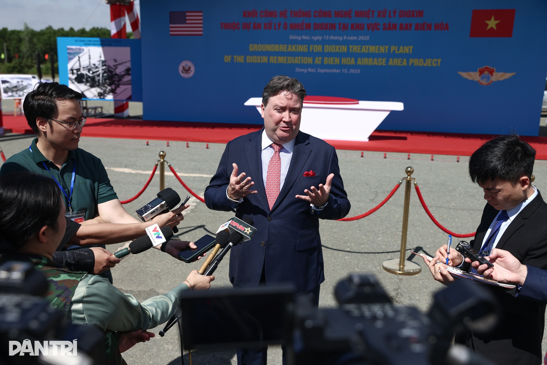 Đại sứ Mỹ Marc Knapper dự lễ bàn giao đất sạch dioxin tại sân bay Biên Hòa - 11