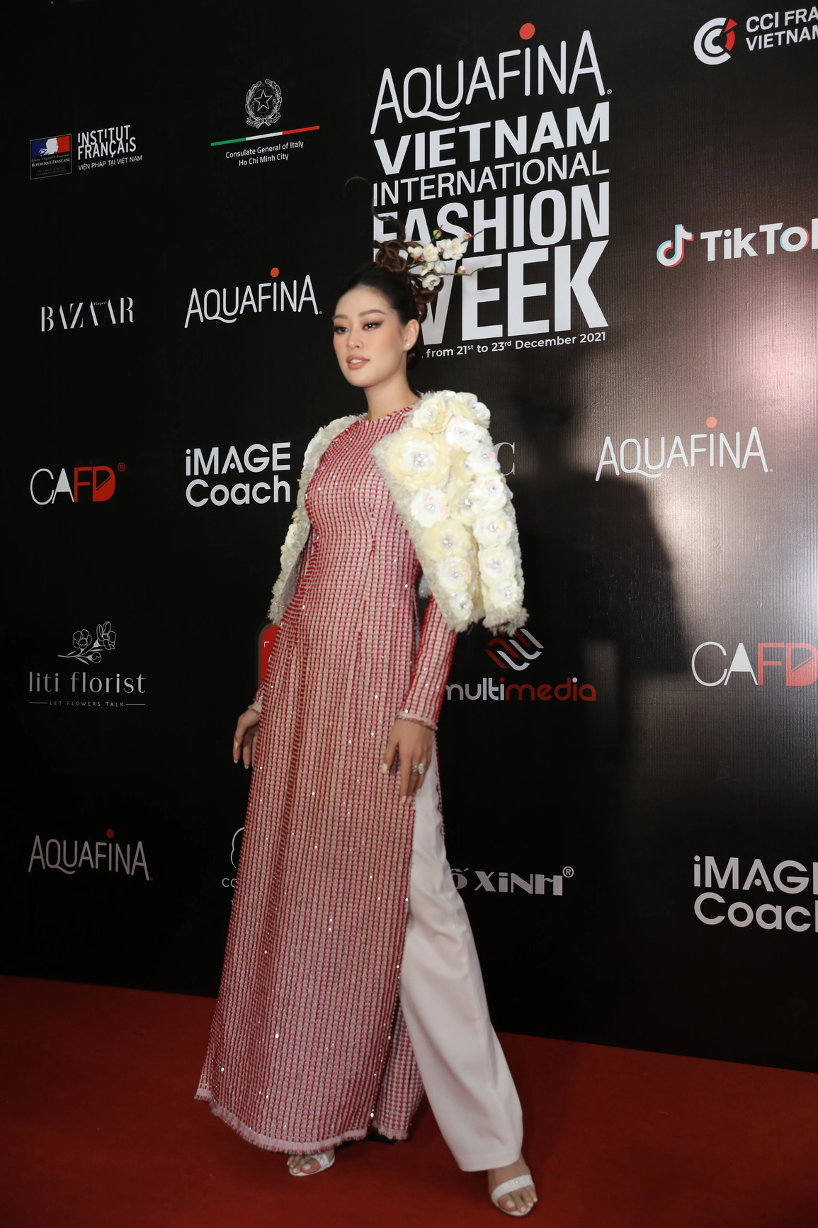 Hoa hậu Khánh Vân mặc áo dài dự thảm đỏ Tuần lễ Thời trang Việt Nam - 1 Hoa hậu Khánh Vân mặc áo dài dự thảm đỏ Tuần lễ Thời trang Việt Nam - 1