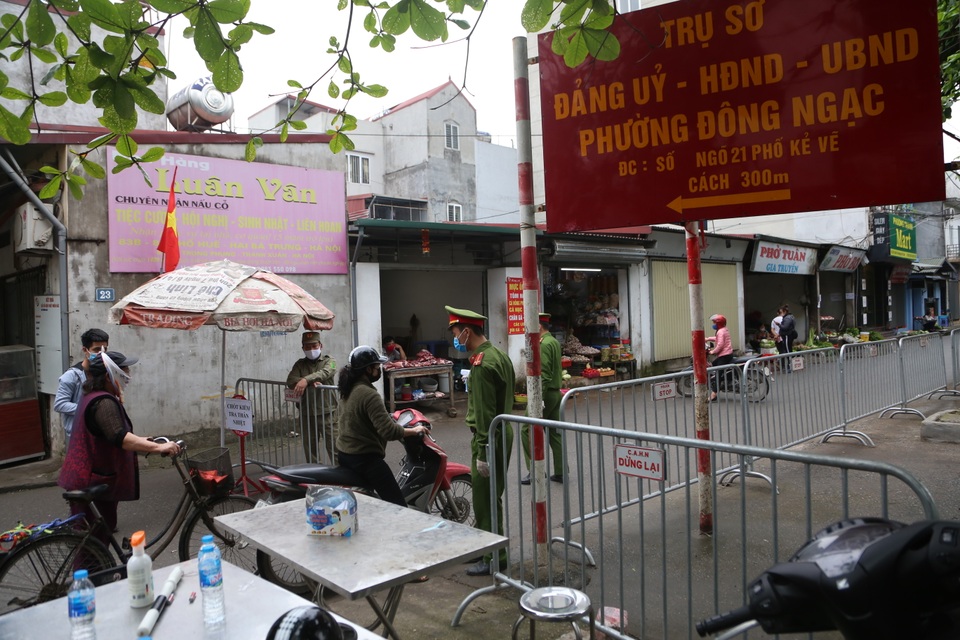 Phố chợ Hà Nội lập chốt kiểm soát đo thân nhiệt người ra vào - 2 Phố chợ Hà Nội lập chốt kiểm soát đo thân nhiệt người ra vào - 2