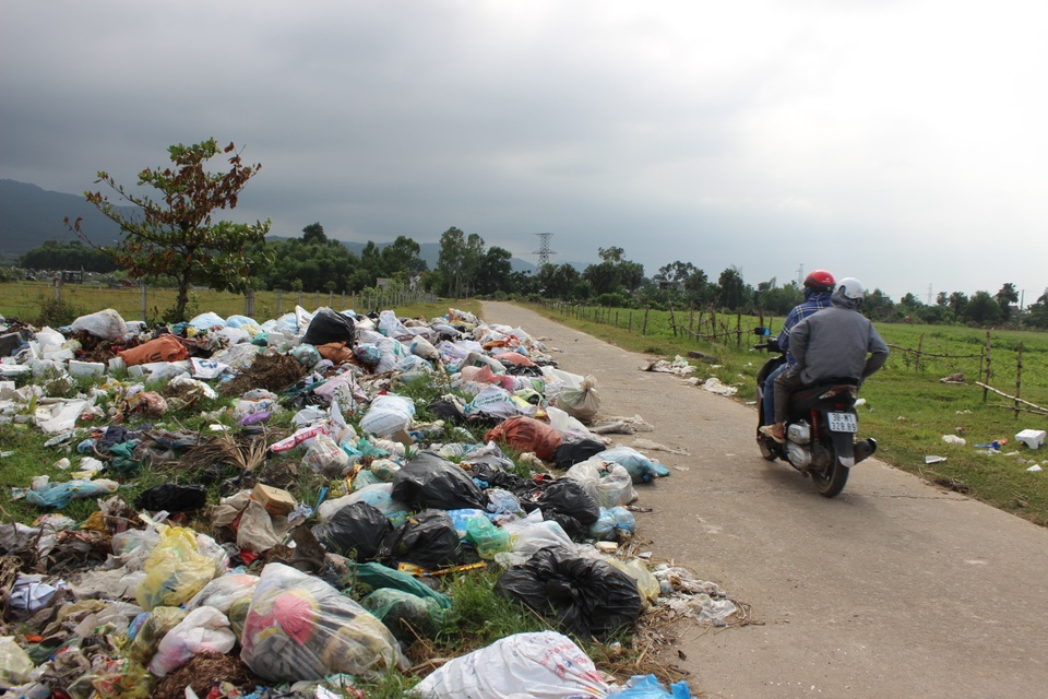 Hà Tĩnh: Khói đốt rác giăng như sương mù bẫy người đi đường - 5 Hà Tĩnh: Khói đốt rác giăng như sương mù bẫy người đi đường - 5
