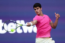 Alcaraz "dạo chơi" ở trận đầu tại Miami Open