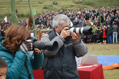 Du khách nước ngoài “nháy” liên hồi tại hội xuân Sa Pa