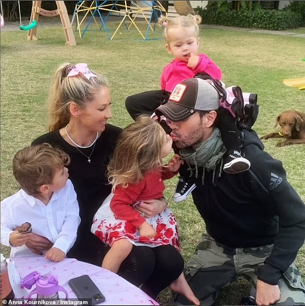 Nam ca sĩ Enrique Iglesias gây tranh cãi vì nụ hôn với fan nữ - 3 Nam ca sĩ Enrique Iglesias gây tranh cãi vì nụ hôn với fan nữ - 3