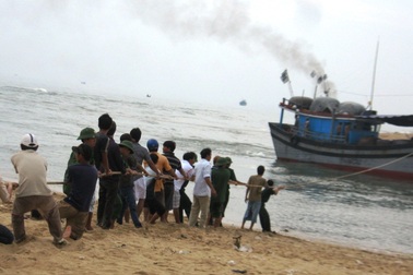 Cứu 7 ngư dân gặp nạn trên vùng biển động