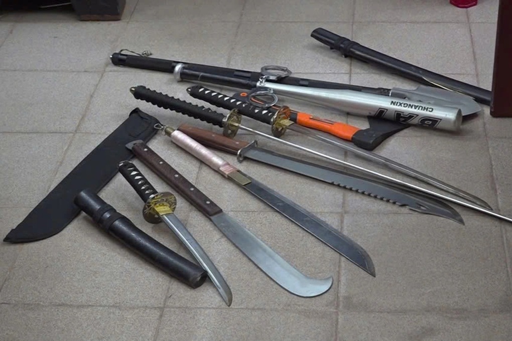 Bắt 3 đối tượng cho vay lãi nặng, tàng trữ còng số 8 và hung khí nguy hiểm - 2 Bắt 3 đối tượng cho vay lãi nặng, tàng trữ còng số 8 và hung khí nguy hiểm - 2