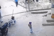 Clip mẹ phản ứng nhanh cứu con nhỏ khỏi "tử thần" khiến dân mạng thán phục