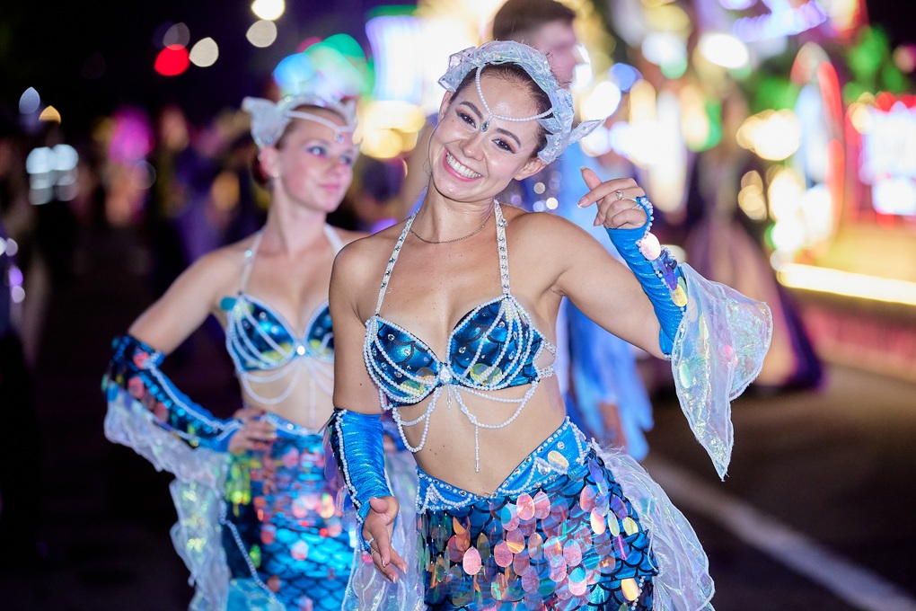 Những vũ công khoe vẻ gợi cảm trong lễ hội Carnival Đà Nẵng - 9 Những vũ công khoe vẻ gợi cảm trong lễ hội Carnival Đà Nẵng - 9