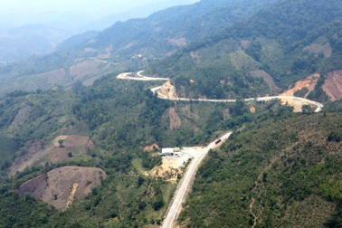 Đèo Lò Xo quanh co, mặt đường nứt toác khiến tài xế bất an