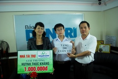 Một học sinh lớp 6 tặng 200 cuốn vở đến học sinh vùng sâu, vùng xa