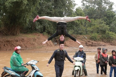 Quốc Cơ - Quốc Nghiệp diễn xiếc ở vùng lũ Quảng Trị