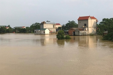 Ngập lụt ở Chương Mỹ: Xuất hiện hố sụt làm nghiêng nhà dân