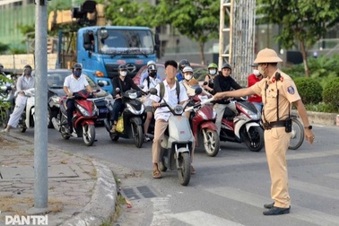Loạt học sinh "đầu trần", phụ huynh không đội mũ bảo hiểm bị CSGT xử phạt