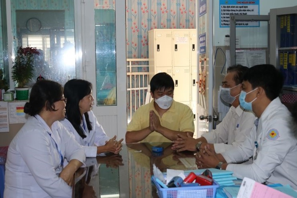 Chiến thắng virus corona chàng trai Trung Quốc đến bệnh viện đón mẹ - 2 Chiến thắng virus corona chàng trai Trung Quốc đến bệnh viện đón mẹ - 2