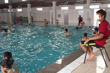 Nam sinh tử vong ở bể bơi trường học: Hiệu trưởng có phải chịu trách nhiệm?