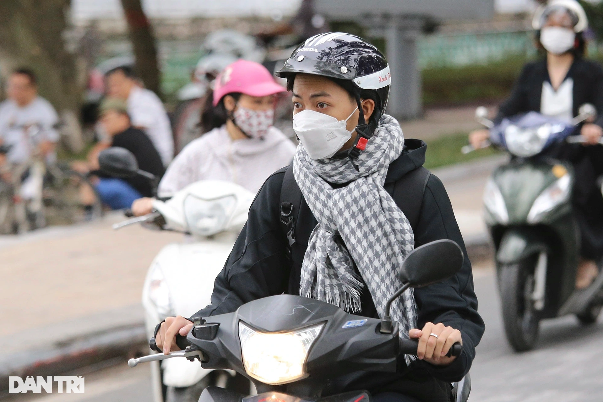 Gió lạnh tràn về, người Hà Nội mặc áo lông ra đường - 11 Gió lạnh tràn về, người Hà Nội mặc áo lông ra đường - 11
