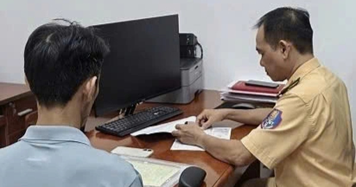 Tước bằng lái tài xế ô tô lao qua đường sắt khi barie đang hạ ở TPHCM