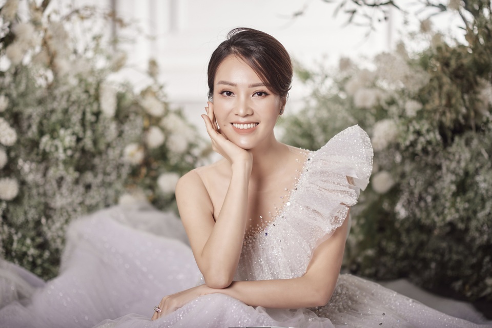 Á hậu Thuỵ Vân hứa chọn váy cưới cho bạn gái NSND Công Lý ngày lên xe hoa - 4 Á hậu Thuỵ Vân hứa chọn váy cưới cho bạn gái NSND Công Lý ngày lên xe hoa - 4