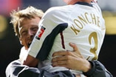 "Mồ chôn" Upton Park chờ Liverpool!