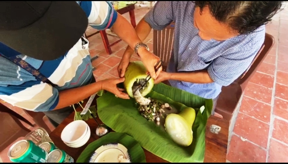 Du khách đổ về chiêm ngưỡng vườn bầu khổng lồ cho trái nặng tới 30kg - 12 Du khách đổ về chiêm ngưỡng vườn bầu khổng lồ cho trái nặng tới 30kg - 12