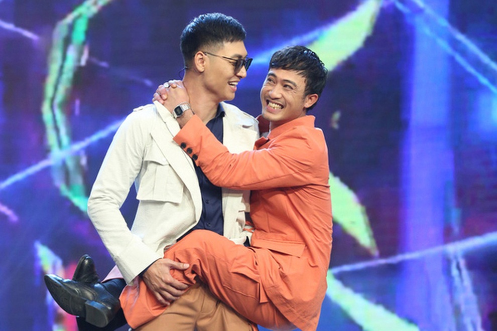 Khi NSND Như Quỳnh, Phương Oanh đi catwalk, bá đạo hơn là Mạnh Trường - 7 Khi NSND Như Quỳnh, Phương Oanh đi catwalk, bá đạo hơn là Mạnh Trường - 7