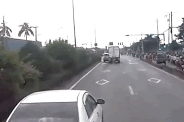 Cố "đu" vượt đèn vàng, xe tải đâm văng xe du lịch vào dải phân cách