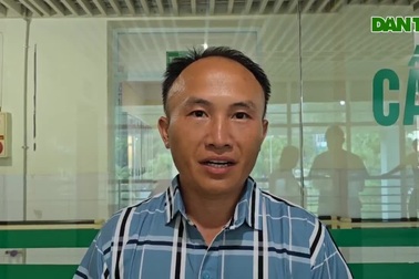 Gia đình bé Lý A Vũ nhận quà bạn đọc Dân trí giúp đỡ