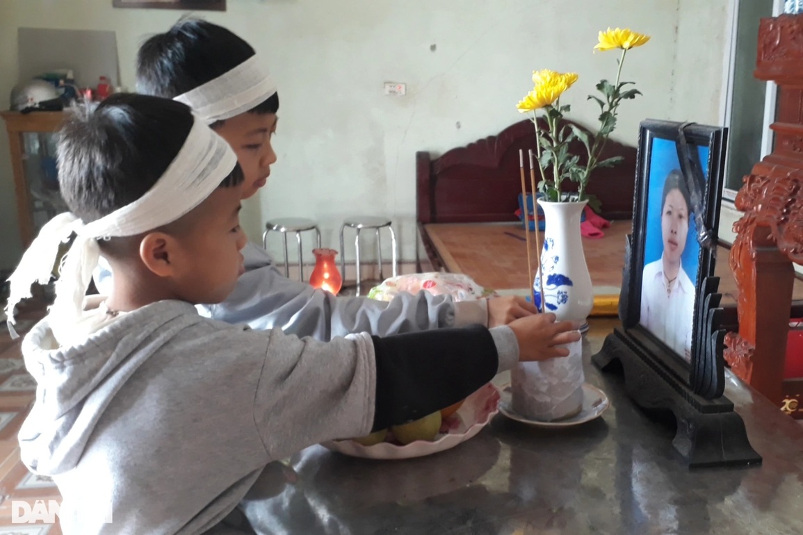 Bố bỏ đi biệt tích, 2 đứa bé mồ côi mẹ lay lắt sống cùng bà ngoại già yếu - 2 Bố bỏ đi biệt tích, 2 đứa bé mồ côi mẹ lay lắt sống cùng bà ngoại già yếu - 2