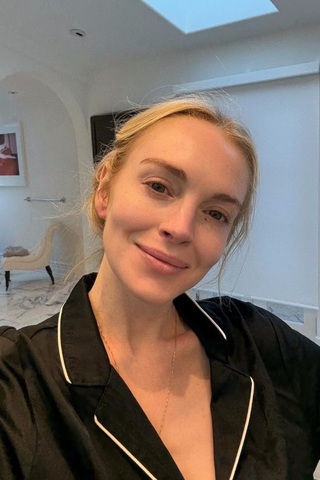 Gương mặt “mộc” gây xôn xao của Lindsay Lohan - 1