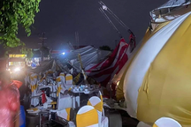 Lốc xoáy hất tung rạp cưới, cả trăm thực khách bỏ chạy