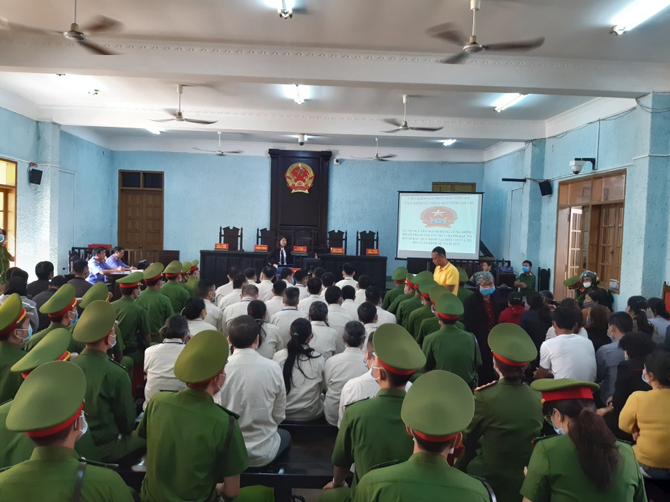 Xét xử 106 bị cáo trong vụ đánh bạc lớn nhất Tây Nguyên - 1 Xét xử 106 bị cáo trong vụ đánh bạc lớn nhất Tây Nguyên - 1