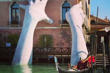 Bàn tay "khổng lồ nhô lên từ dưới nước khiến du khách tò mò