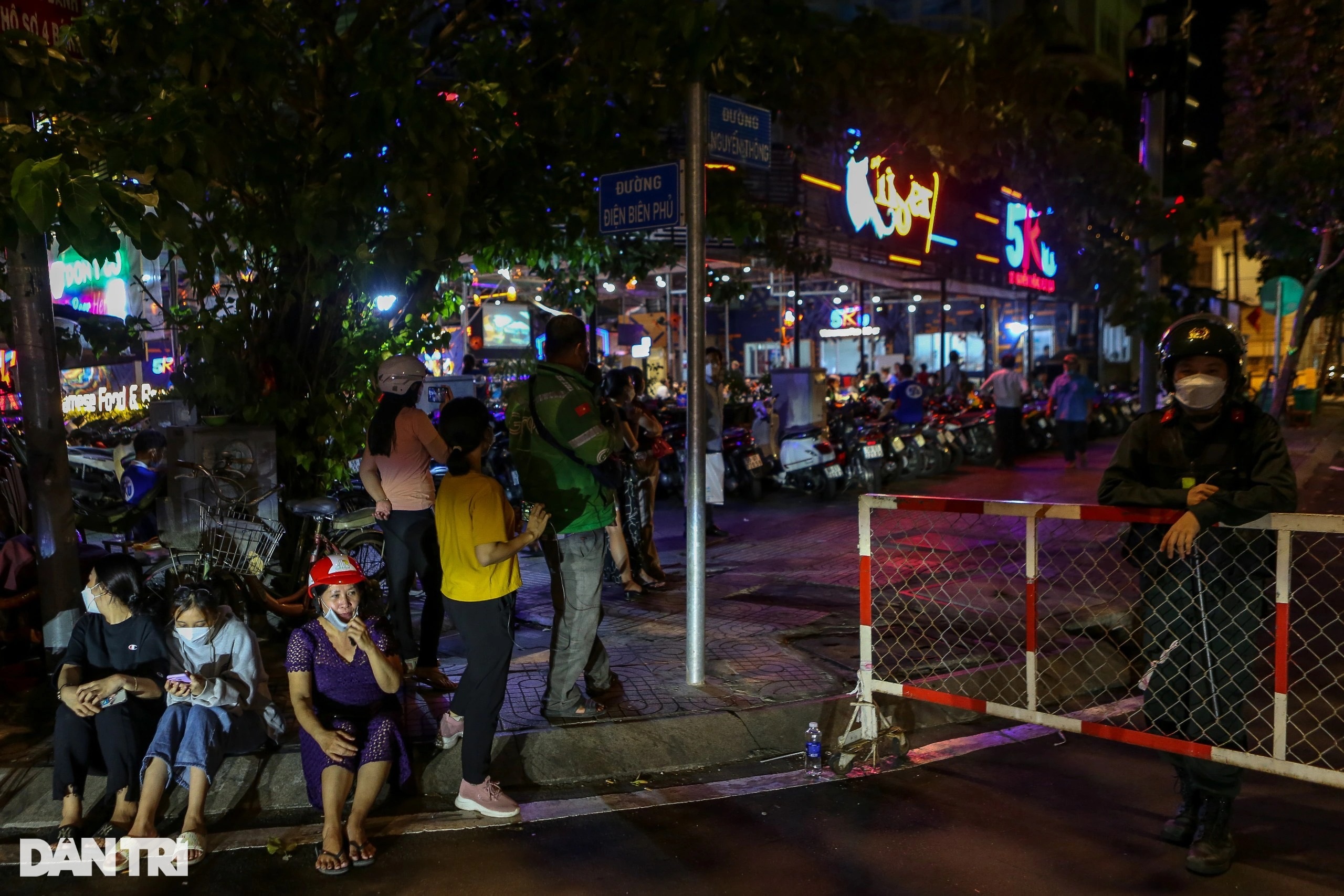 Hơn 4 giờ phong tỏa, khám xét nhà bà Phương Hằng trong đêm - 14 Hơn 4 giờ phong tỏa, khám xét nhà bà Phương Hằng trong đêm - 14