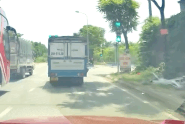Ô tô tải rẽ phải chèn ngã người đi xe máy - Ai sai?