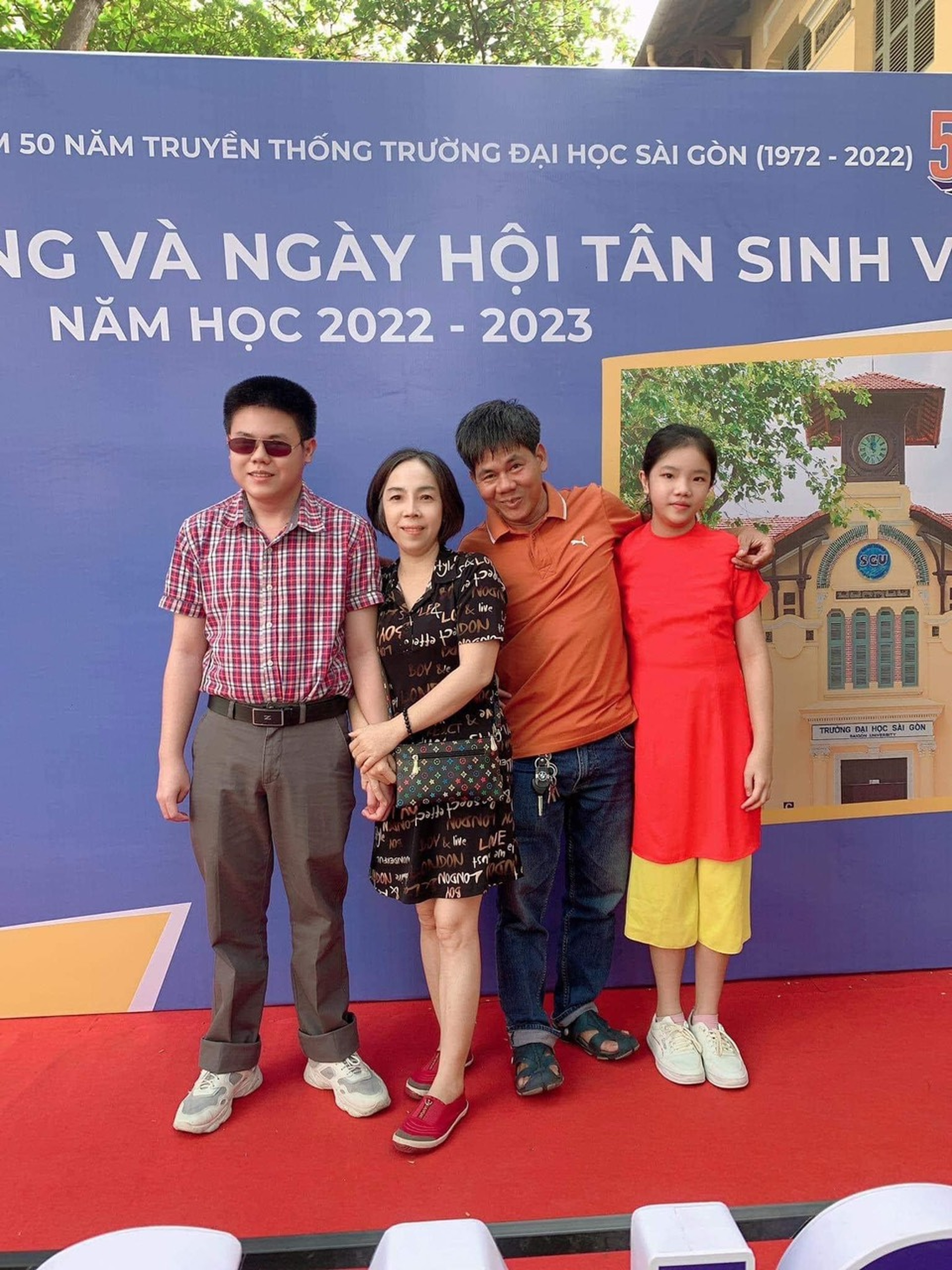 Cậu bé mù tiến thẳng vào đại học bằng giọng hát mẹ cho - 1 Cậu bé mù tiến thẳng vào đại học bằng giọng hát mẹ cho - 1