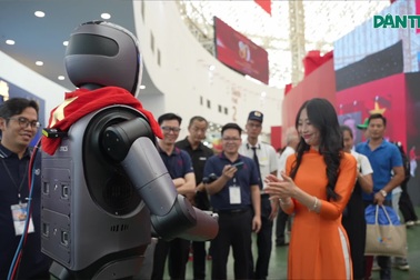 Người dân phấn khích giao lưu cùng robot hình người trong triển lãm 80 năm
