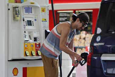 Sau hơn 70 năm, dân Oregon lần đầu được phép tự đổ xăng