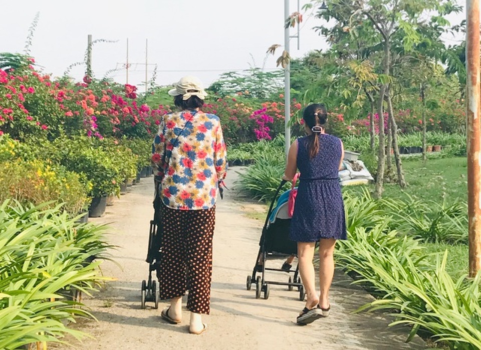 Bị sa thải, người phụ nữ trung niên giấu con đi làm ô sin - 1 Bị sa thải, người phụ nữ trung niên giấu con đi làm ô sin - 1