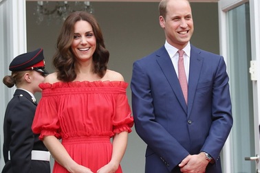 Công nương Anh vai trần quyến rũ dự tiệc sinh nhật Nữ hoàng